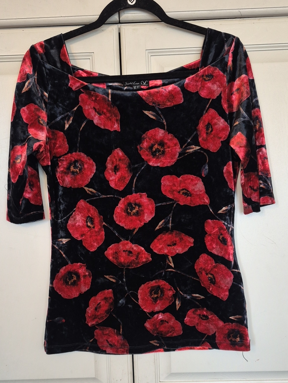 Womenโs Black Velvet Short-Sleeve Tee with Red Floral Print
